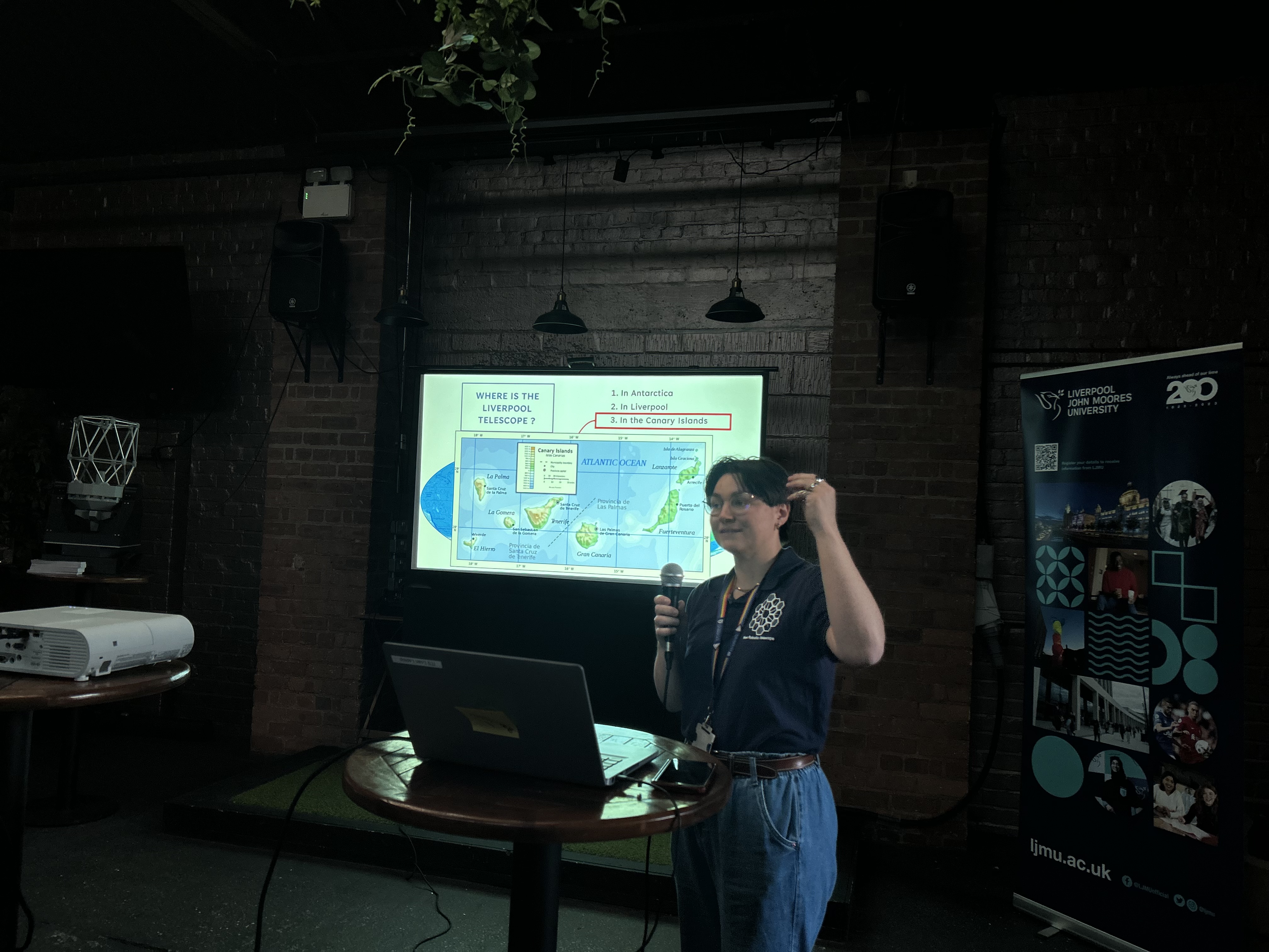 IMG_1869.JPG Photo of Chloé giving a talk